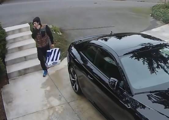 Un voleur de colis en pleine action attrapé par un voisin puis par la police