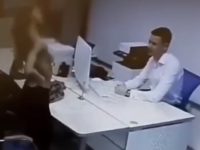 Une cliente montre ses seins à son banquier pour tenter d'obtenir un prêt