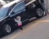 Une petite fille sort d'une voiture les mains en l'air face à des policiers
