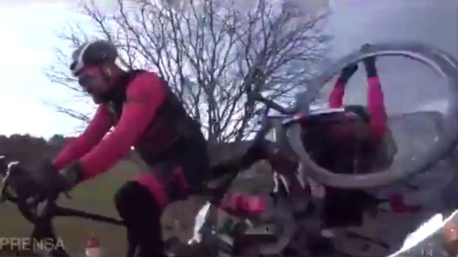 Vidéo Choc : Dani Rovira est violemment percuté à vélo par une voiture en France
