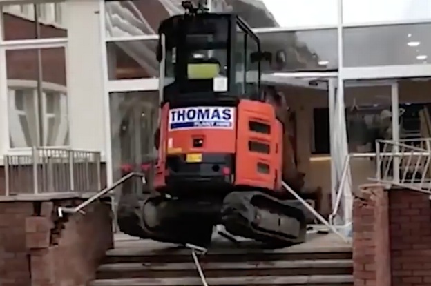 Vidéo Un ouvrier qui n'a pas été payé utilise une pelleteuse pour détruire la réception d'un hôtel