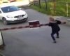 Cette femme en colère descend de sa voiture et détruit une barrière