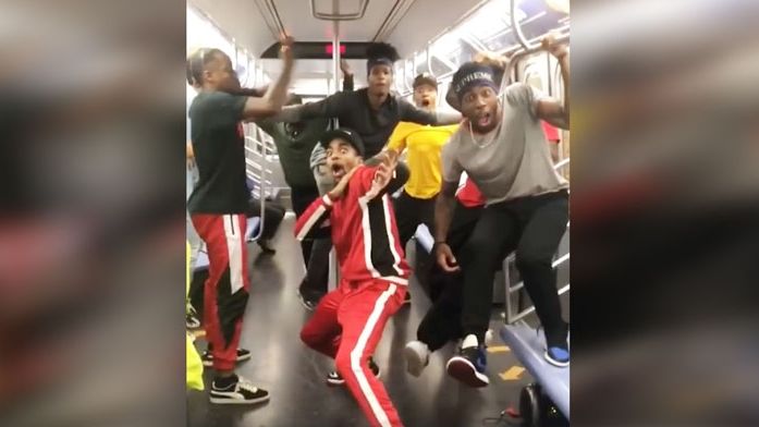 Kid The Wiz et WAFFLE crew dansent dans le métro à New York