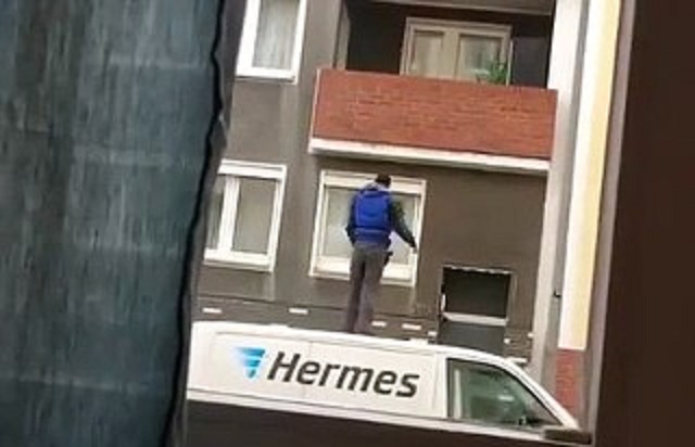 Un livreur jette un colis dans un balcon alors qu'il se tenait sur le toit de sa camionnette