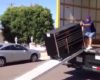 Deux déménageurs passent un mauvais moment pendant le déchargement de camion