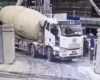 Ce camion de ciment tombe dans un énorme trou