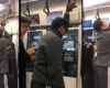 Ce passager coince sa main et rate sa station de métro