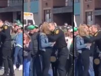Ce policier se fait draguer par une femme et il n'arrive pas à résister !