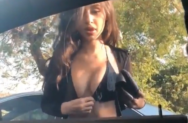 Elle insulte un homme de pervers après avoir utilisé les vitres teintés de sa voiture