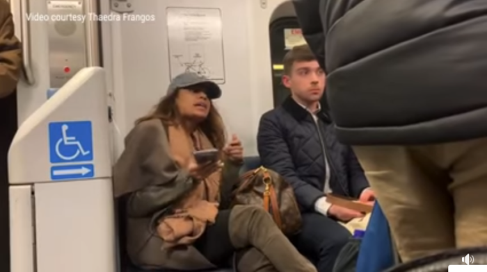 Elle refuse de déplacer son sac du siège pour qu'un passager puisse s'asseoir dans un train !