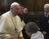 Le pape Francis ne veut VRAIMENT pas que quelqu'un embrasse sa bague