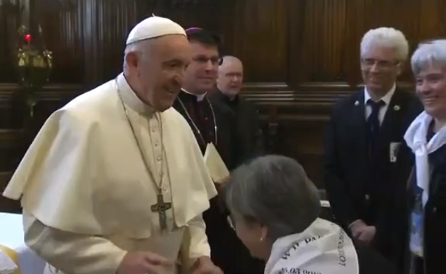 Le pape Francis ne veut VRAIMENT pas que quelqu'un embrasse sa bague