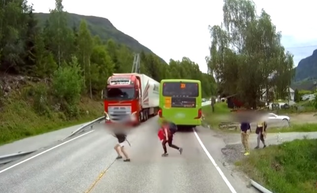 Les freins puissants de ce camion sauvent la vie d'un enfant en Norvège