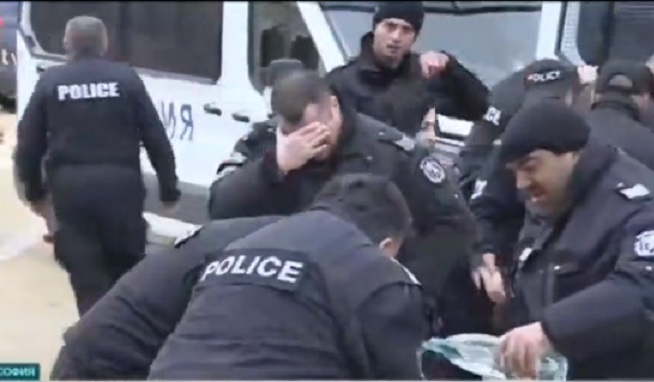 Les policiers bulgares se gazent eux-mêmes en voulant disperser des manifestants