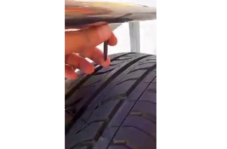 Ils plantent des clous dans un pneu increvable !