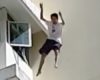 Un Adolescent sauvé par le matelas gonflable des pompiers quand il tombe d'un balcon