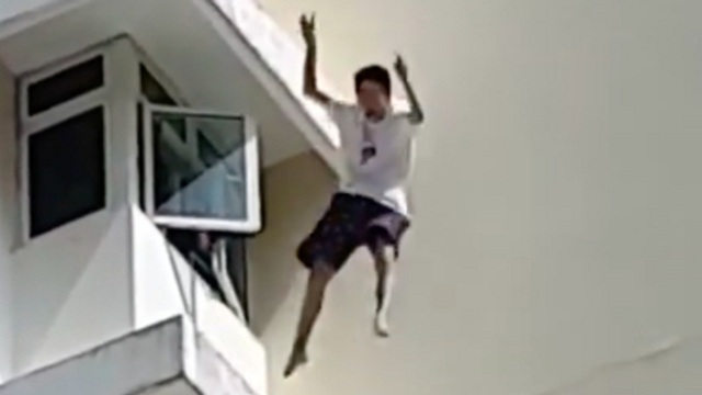 Un Adolescent sauvé par le matelas gonflable des pompiers quand il tombe d'un balcon
