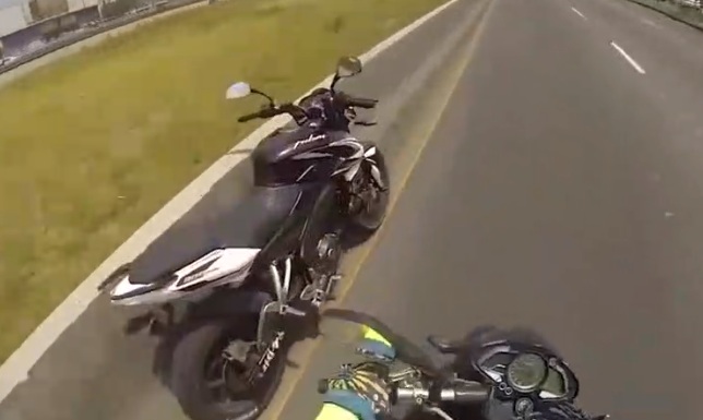 Un biker tente de stopper une moto sans pilote