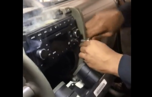 VIDÉO : Un garagiste retire un autoradio en train de prendre feu !