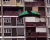 Un jeune homme saute en parachute depuis le balcon de son appartement