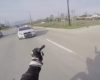 Un motard fait un doigt d'honneur à la police et s’écrase contre une fourgonnette
