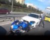 Un motard s'est fait serré contre la barrière de sécurité par un automobiliste
