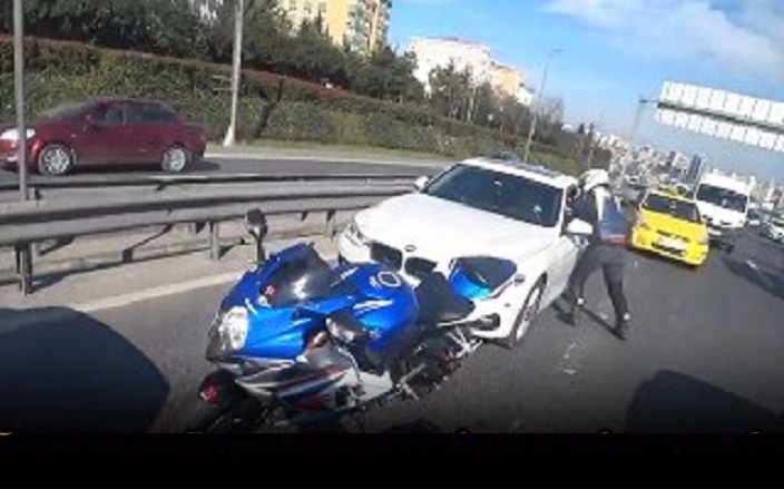 Un motard s'est fait serré contre la barrière de sécurité par un automobiliste