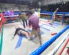 Un touriste bourré veut faire un combat dans le ring de boxe Thaîe