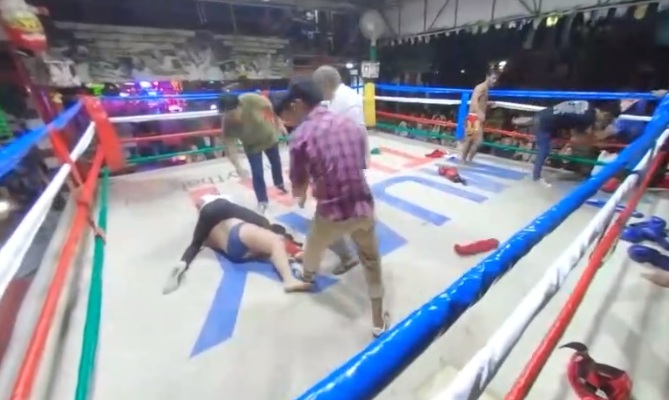 Un touriste bourré veut faire un combat dans le ring de boxe Thaîe