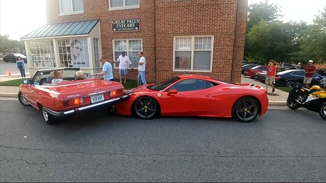 Une femme recule avec sa Mercedes et percute une Ferrari 458... Et ça va coûter cher