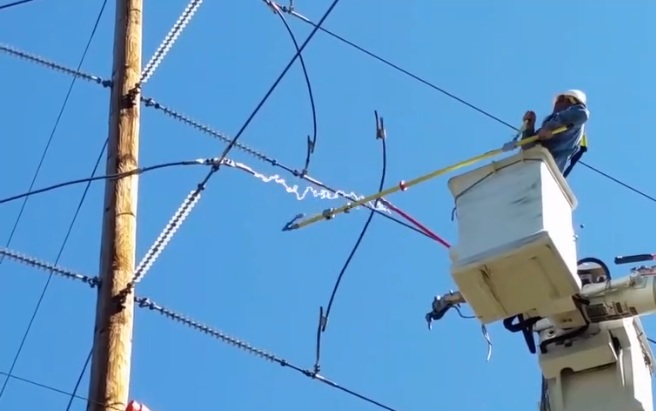 Ces électriciens coupent une ligne haute tension : Arc électrique spectaculaire.