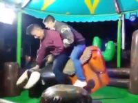 Deux amis montent sur un taureau mécanique