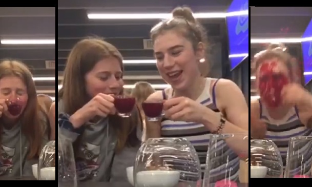 Elles boivent un verre de jus de fruits rouges