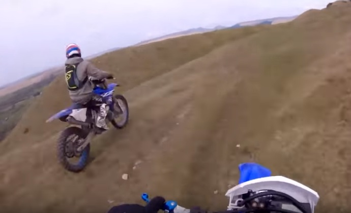 Motocross : Il tombe d’une falaise de 20 mètres et survit