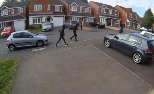 Un brave voisin bloque le chemin des voleurs de voitures avec sa Range Rover 4x4, puis les poursuit