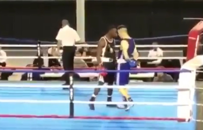 Ce boxeur français fait une simulation honteuse lors d'un combat