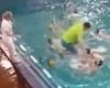 Un entraîneur de water-polo saute sur un joueur et déclenche une bagarre