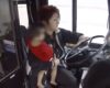 Femme chauffeur d'autobus sauve un bébé