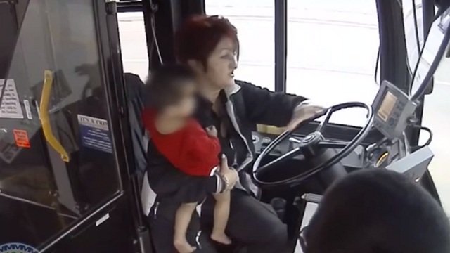 Femme chauffeur d'autobus sauve un bébé