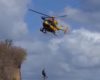 Un hélicoptère percute les câbles électriques et le sauveteur et la victime chutent