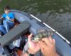 Ce jeune pêcheur fait tomber son iPad dans le lac pendant que papa prend une photo