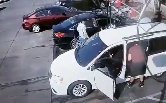 Cet homme qui lave sa voiture en self-service, surpris par l'inattendu