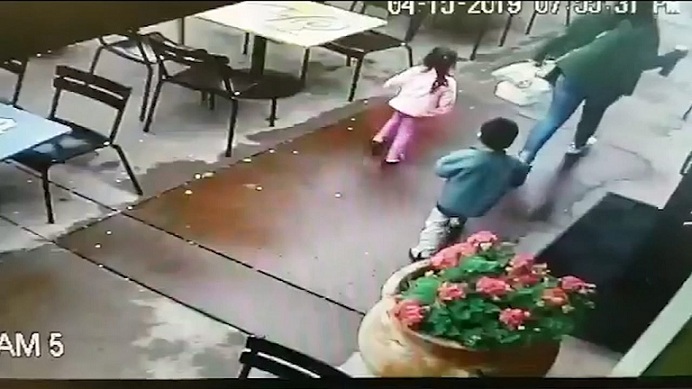 Une mère et ses enfants ont échappé à une voiture en sortant d’un restaurant
