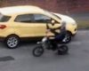 Ce mini-motocycliste casse les rétroviseurs de voitures et se fait punir