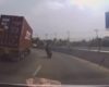 Un motard évite de se faire écraser par un camion conteneur