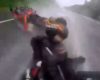 Ce motard sauve sa petite amie dans un accident sous la pluie