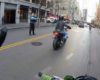 Un officier a jeté du café sur un motard