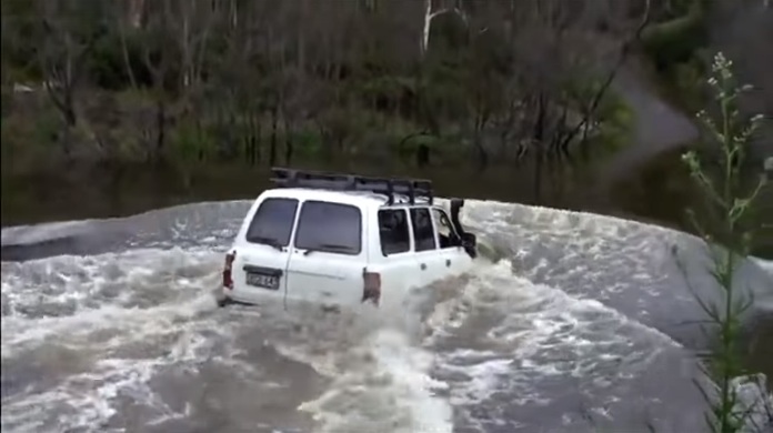Incroyable traversée de la rivière en Toyota Land Cruiser 80 !