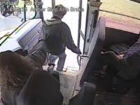 Conductrice d'autobus attrape un élève alors qu'une voiture avance à toute vitesse