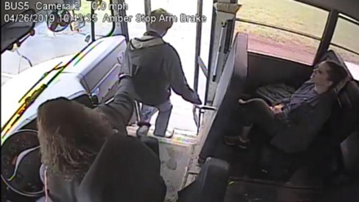 Conductrice d'autobus attrape un élève alors qu'une voiture avance à toute vitesse